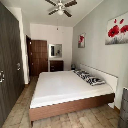 S1 Double Room, Shared Bathroom * Saint Julian's